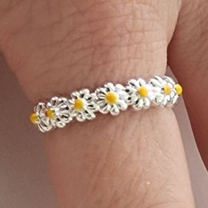 🌼 String of Daisies Ring
